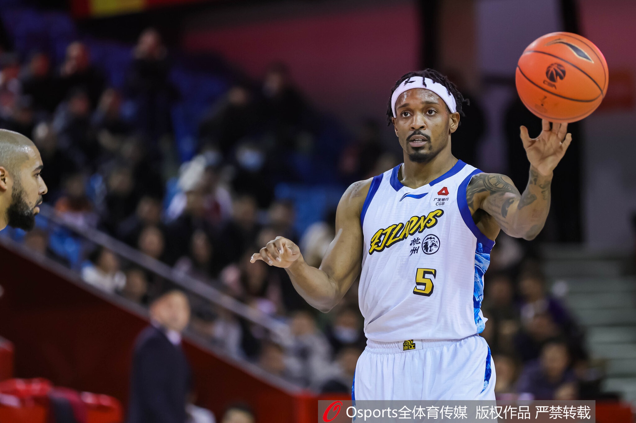 不愧是FMVP！巴里·布朗22中10轰全场最高32分 正负值+28冠绝全场